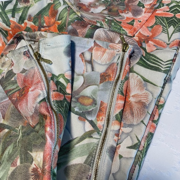 7 for all mankind  skinny crop with zipper detail - Picture 3 of 9